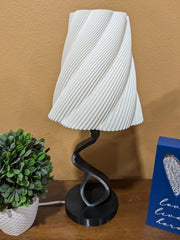 Modern Minimalist Desk Lamp - Sculptural Lighting for Elegant Spaces